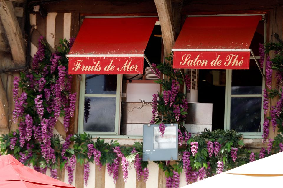 In einigen beliebten europäischen Urlaubsländern sind Hotels und Restaurants teurer als hierzulande. Wen es von Deutschland nach Frankreich oder Italien zieht, der trifft in diesem Sommer auf etwa dieselbe Kaufkraft des Euro wie daheim. Die Kosten für den Aufenthalt lagen in der Vergangenheit in Italien aber unter den deutschen, in Frankreich fast zehn Prozent darüber.