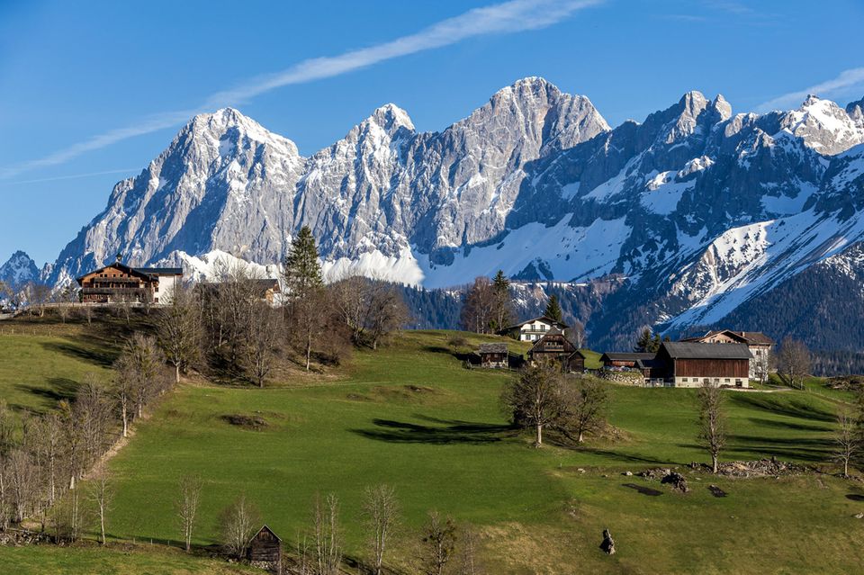 Kaum einen Unterschied zu Deutschland macht ein Urlaub finanziell zwischen Innsbruck, Wien und Kärnten. In Österreich herrscht in diesem Jahr laut Bankenverband ein ähnliches Preisniveau. Im vergangenen Jahr reichte laut Destatis das Budget für acht Tage Deutschlandurlaub in Österreich statistisch gesehen nur für eine Woche. 