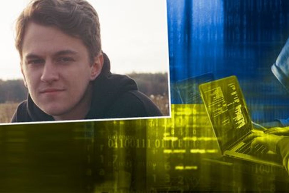Hacker Maksym vor blau-gelbem Hintergrund