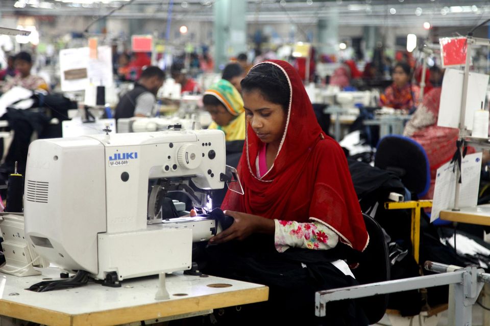 Eine Frau arbeitet an einer Nähmaschine in einer Textilfabrik in Bangladesh