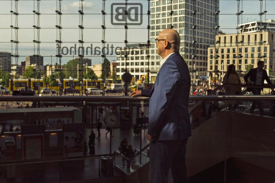 Ein Zug wird kommen: Personalvorstand am Berliner Hauptbahnhof auf dem Weg zum Gleis