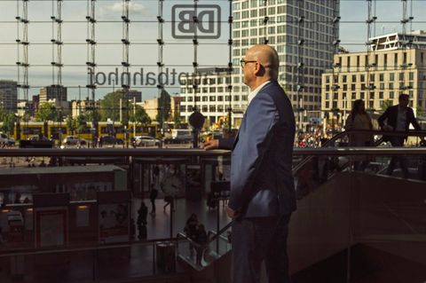 Ein Zug wird kommen: Personalvorstand am Berliner Hauptbahnhof auf dem Weg zum Gleis