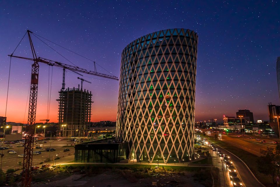 Ein Kran neben einem Hochhaus in Sofia