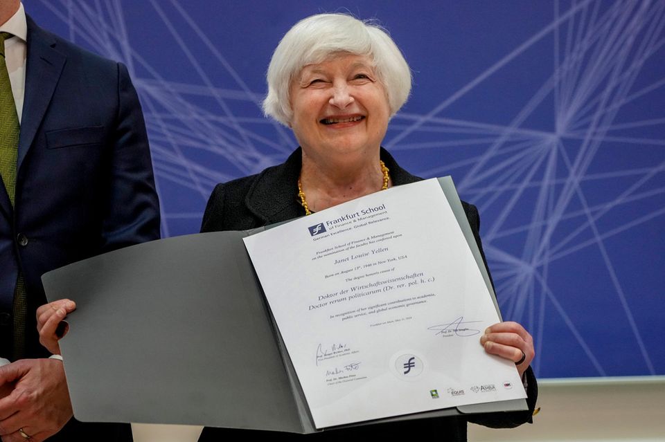 Janet Yellen mit der Ehrendoktorin-Urkunde