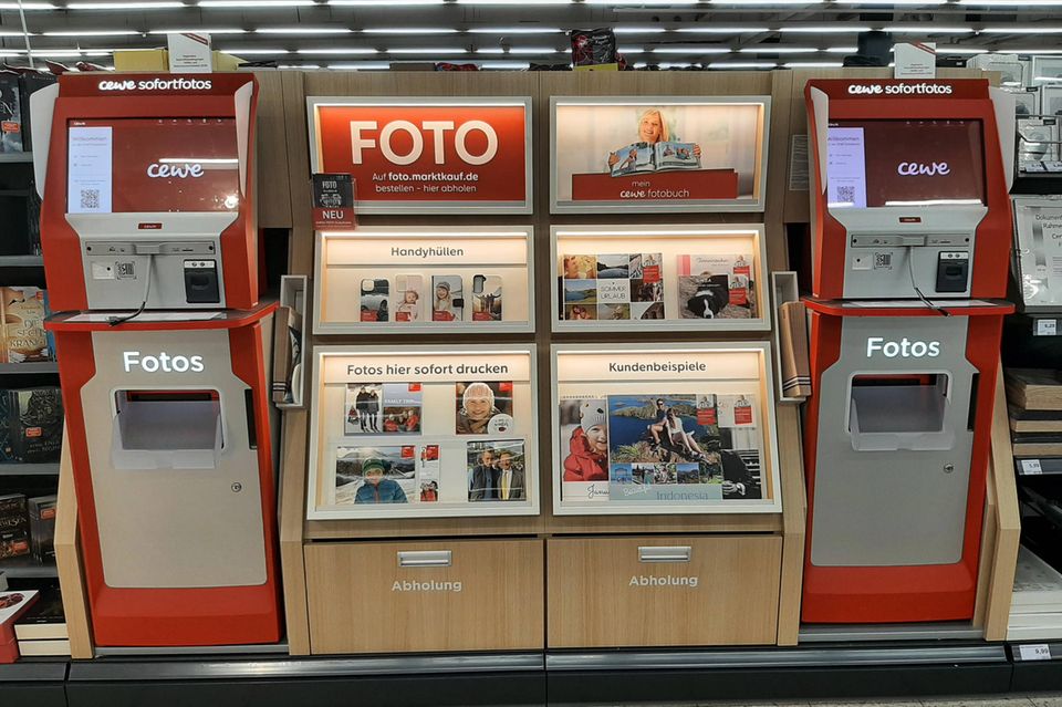 So kennen viele Kundinnen und Kunden Cewe – als stationäre Fotodruckstation in Drogeriemärkten. Doch das Produktportfolio ist noch deutlich breiter