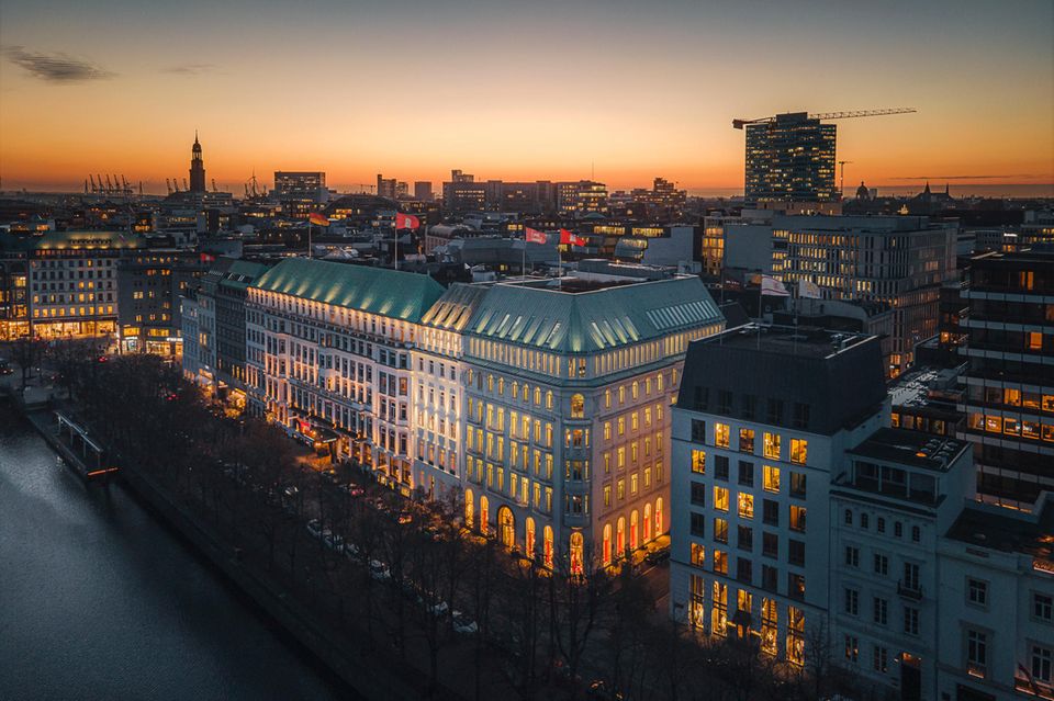 #1 Hotel Vier Jahreszeiten, Hamburg – Hotel of the Year