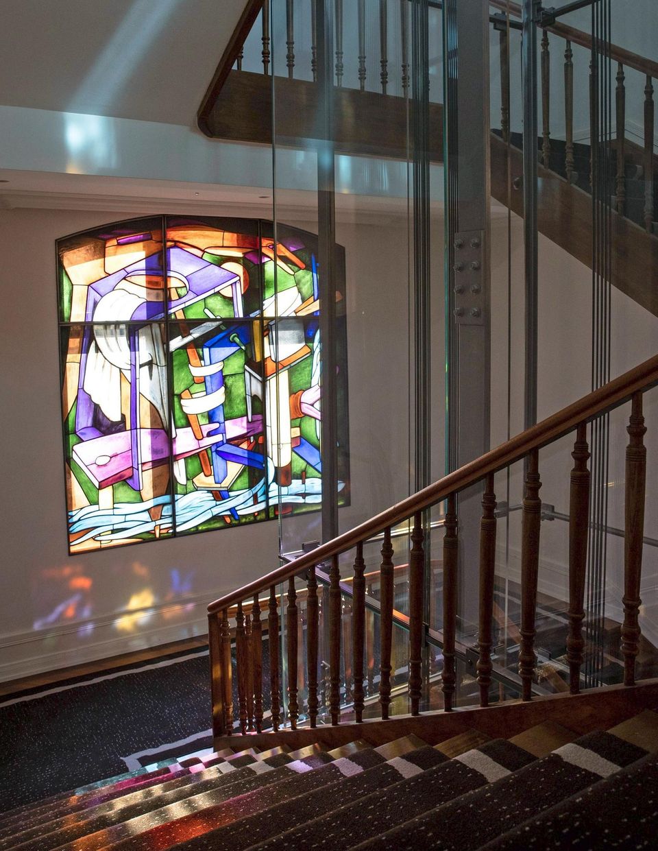 Glasfenster im Treppenhaus des Hotels Eden au Lac