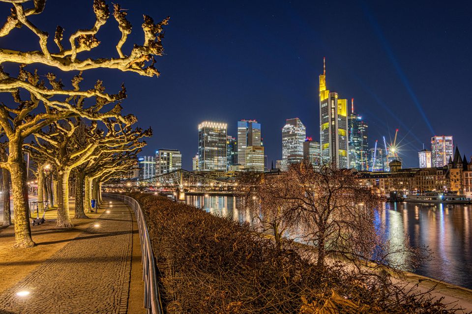 Die Frankfurter Bankenskyline leuchtet bei Nacht