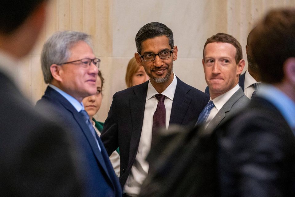 Alphabet-CEO Sundar Pichai (Mitte) und Meta-Gründer Mark Zuckerberg (rechts) wollen sich aus der Abhängigkeit von Nvidia-Chef Jensen Huang lösen