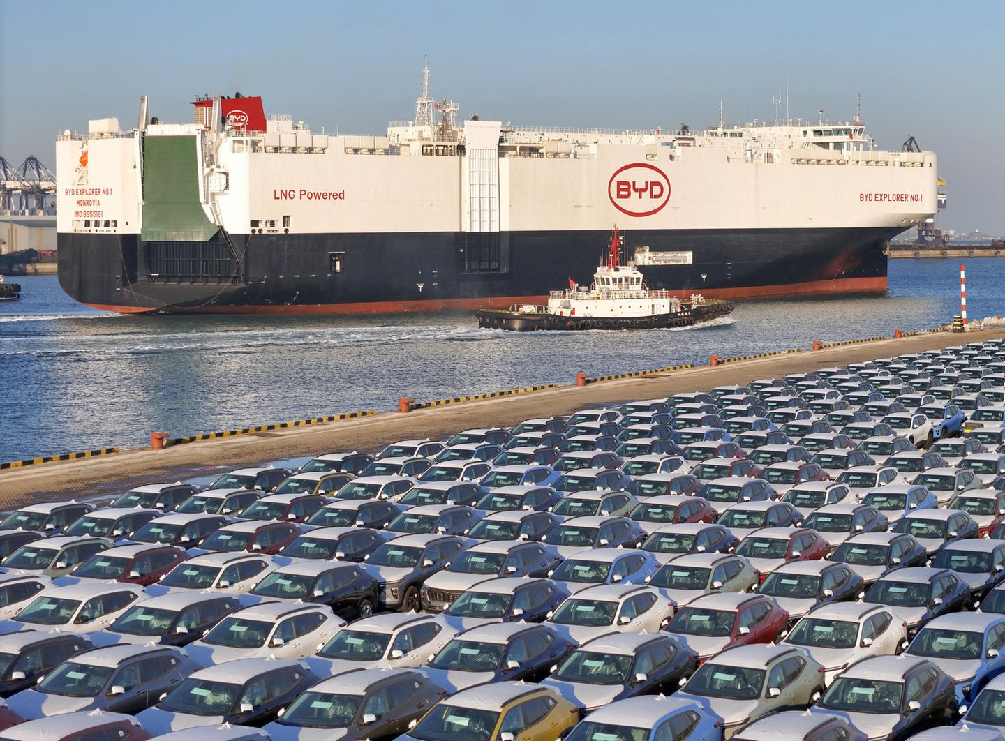 Frachter „BYD Explorer No. 1“ legt vom chinesischen Hafen Yantai ab