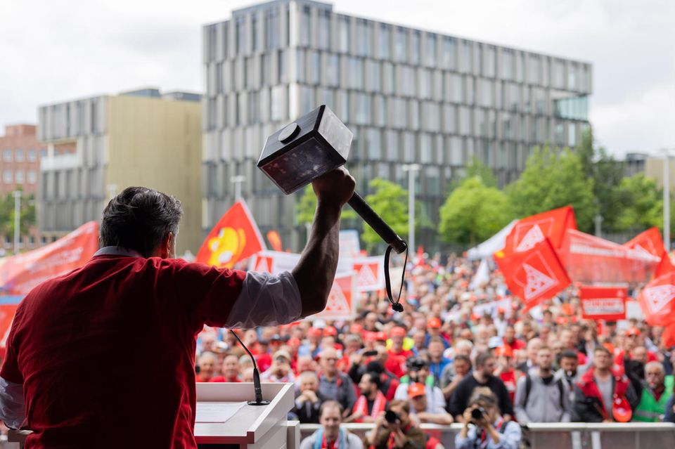 Thyssenkrupp-Betriebsratschef Tekin Nasikkol und viele Arbeitnehmer protestieren gegen den Investor-Einstieg