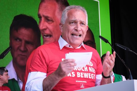 Jürgen Kerner hält eine Rede