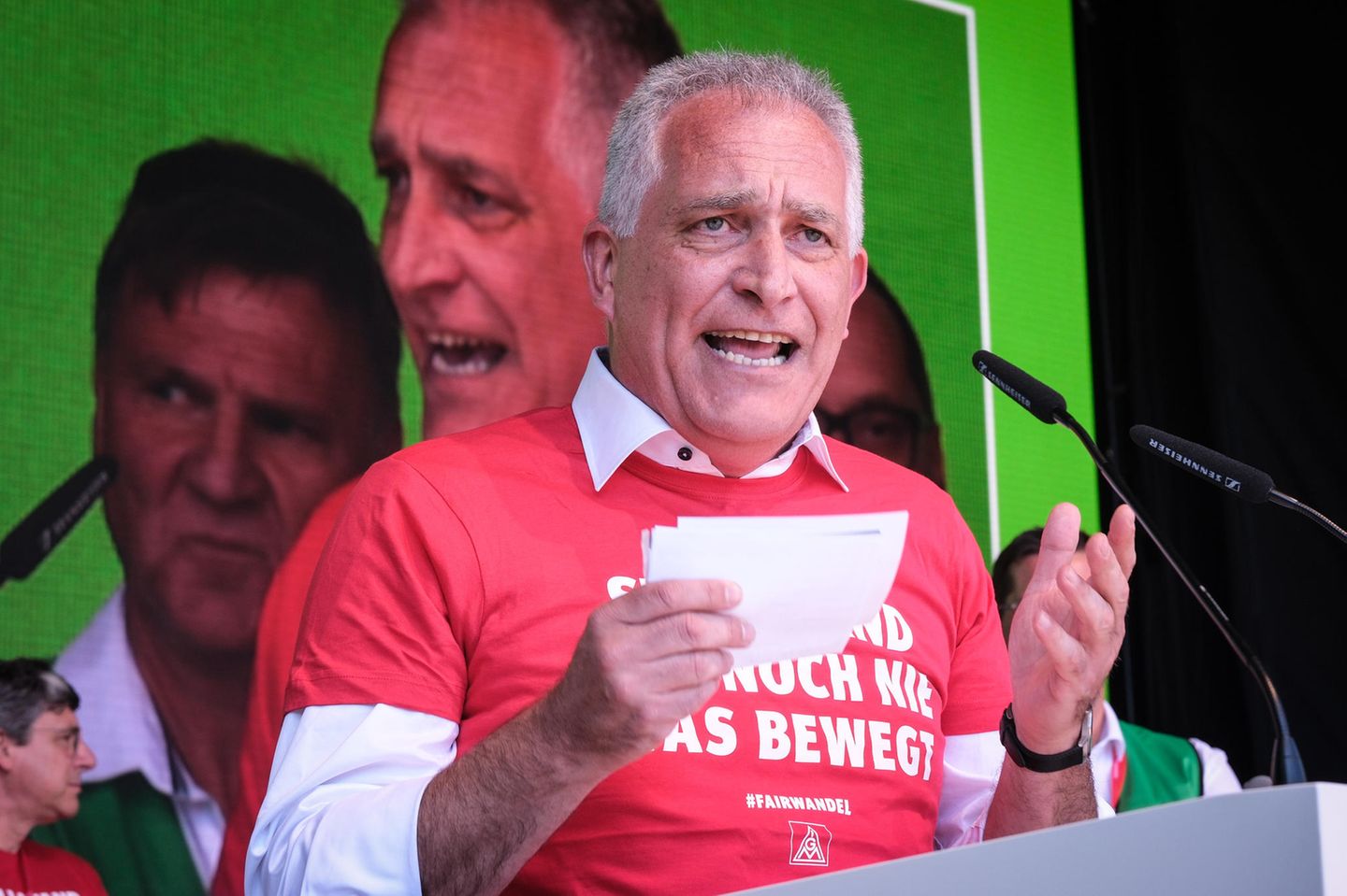 Jürgen Kerner hält eine Rede