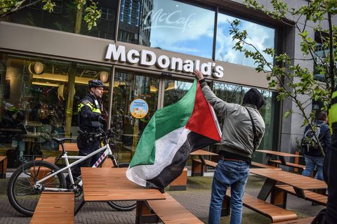 Ein Pro-Palästina-Demonstrant vor einer McDonalds-Filiale im niederländischen Den Haag