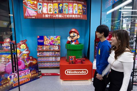 Ein Schaufenster mit Nintendo-Spielen und einer Figur von Super Mario