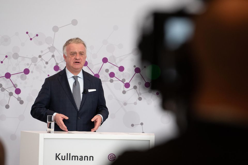 Ebenfalls unter den Finalisten landete Evonik. Der Chemiekonzern überzeugte im Analysezeitraum zwischen April 2023 und März 2024 insbesondere durch die Aussagen seines CEO Christian Kullmann. Medienwirksam betonte der zum Beispiel in der „Süddeutschen Zeitung“, dass ein Wahlerfolg der AfD Jobs in Deutschland gefährde und rief die Wirtschaft zum Handeln auf.  Evonik unterstrich diese Äußerungen seines Chefs mit Veranstaltungen und Social-Media-Kampagnen auf den Eigenkanälen zum Thema und schaffte es so unter die ersten fünf der einflussreichsten Unternehmen, die sich gegen Rechtsextremismus positioniert haben.