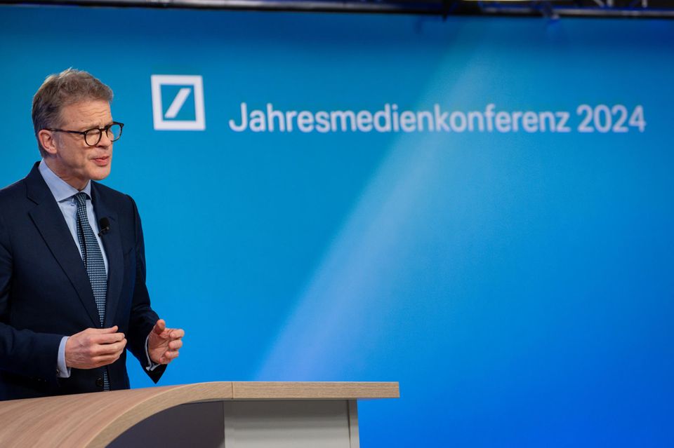 Nicht nur Reinhold Würth und Oliver Blume nutzten ihre Reichweite als Chefs großer Unternehmen im Kampf gegen rechtes Gedankengut in Deutschland. Auch Deutsche Bank CEO Christian Sewing thematisierte regelmäßig einen drohenden Rechtsruck und stellte dabei immer wieder auch die möglichen wirtschaftlichen Schäden in den Vordergrund. Egal ob auf dem Weltwirtschaftsforum in Davos oder in ausführlichen Postings auf Linkedin positionierte sich die Deutsche Bank im vergangenen Jahr gegen Rechtsextremismus. Am Holocaust-Remembrance-Day erinnerte sie an die deutschen Verbrechen des Nationalsozialismus'. Wie Evonik und der Gewinner des Thought-Leadership-Awards veröffentlichte die Deutsche Bank früher als die meisten bereits im Juni 2023 ihr erstes in der Analyse enthaltenes Statement.