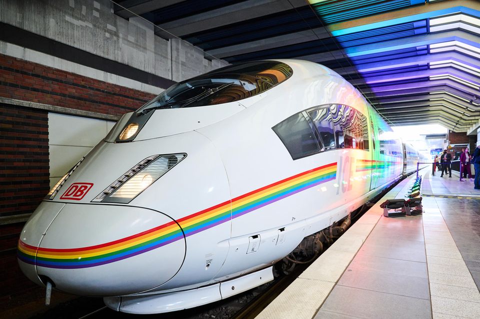 Die Deutsche Bahn landet mit ihrer Kommunkation gegen rechte Einstellungen auf Platz eins: Im vergangenen Jahr setzte sich kein anderes Unternehmen medial so präsent und qualitativ hochwertig gegen Rechtsextremismus ein wie die Deutsche Bahn. Unicepta hebt besonders die höchste Anzahl an erkennbaren Maßnahmen unter den Unternehmen in der Shortlist und die Medienresonanz darauf hervor. Wichtigstes Beispiel dafür ist eine Interaktion zwischen der Deutschen Bahn und der AfD-Politikerin Beatrix von Storch im Herbst vergangenen Jahres. Über X, ehemals Twitter, veröffentlichte von Storch ein Selfie, das sie vor einem ICE mit regenbogenfarbenen Längsstreifen zeigt. Im dazugehörigen Text setzte sie die Verspätung ihres Zuges in Zusammenhang mit der gesellschaftspolitischen Haltung des Unternehmens.   Die Reaktion folgte prompt: Als Antwort bearbeitete der X-Account der Bahn das Original-Bild, setzte von Storch in eine Wüsten-Szenerie und veröffentlichte das Bild mit der Überschrift „Wir freuen uns, dass Sie Ihr Ziel trotzdem erreicht haben. Die Rückfahrt fällt leider aus“ unter ihrem Posting. Der Tweet ging viral und wurde von diversen Medien aufgegriffen.  