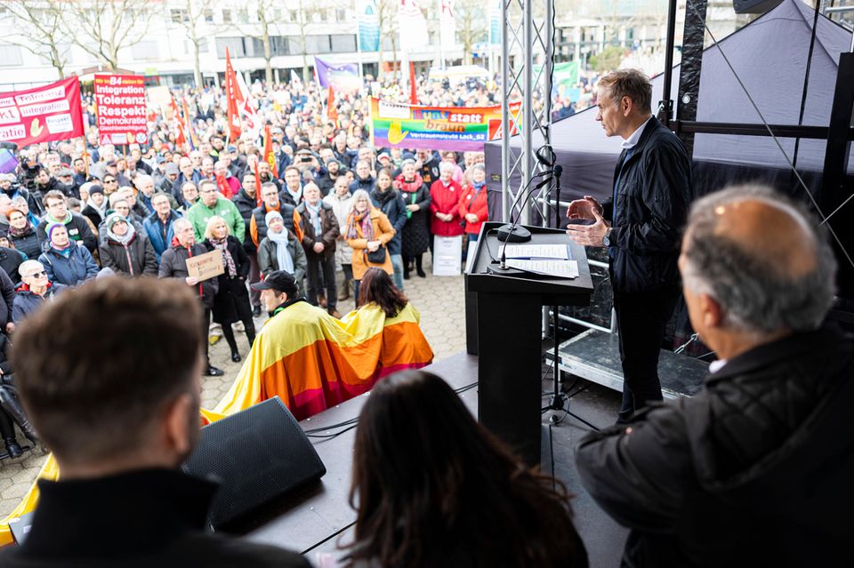 Oliver Blume, Vorstandsvorsitzender von Volkswagen, spricht auf einer Demonstration gegen Rechtsextremismus in Wolfsburg