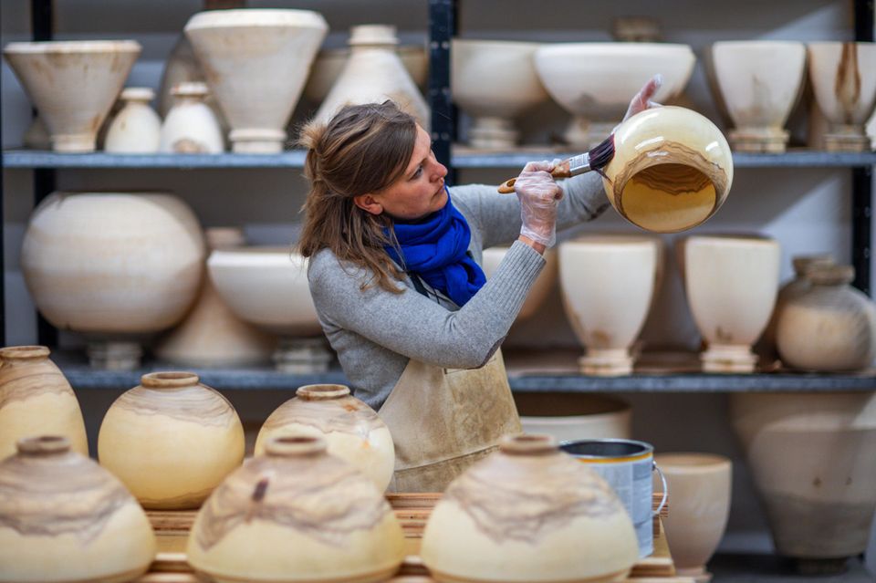 Eine Frau bearbeitet ein Vase