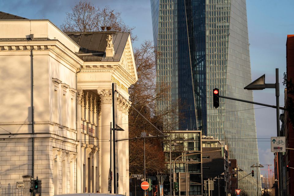 Das Frankfurter Literaturhaus mit der EZB im Hintergrund