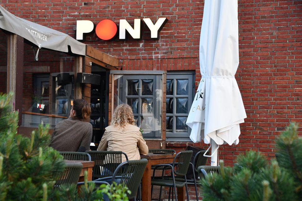 Zwei Frauen sitzen auf der Terrasse des Club „Pony“ auf der Insel Sylt
