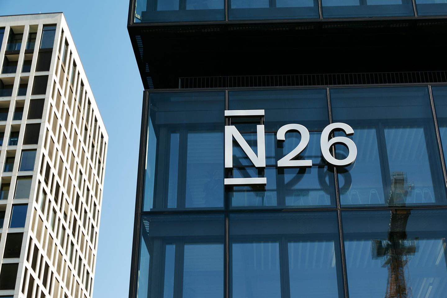 Logo von N26 an einer Hauswand