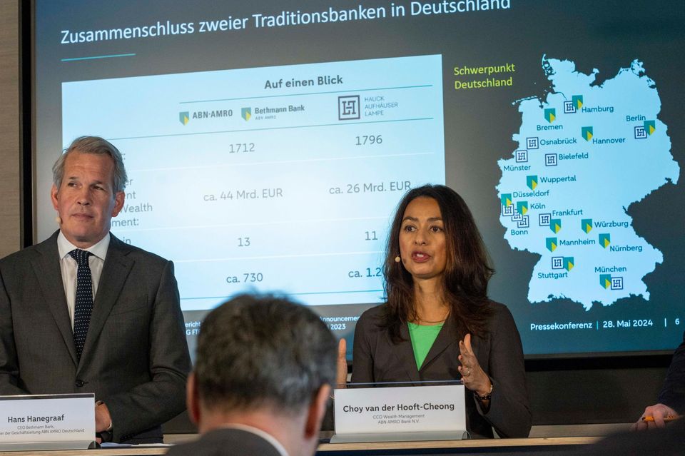 Hans Hanegraaf und Choy van der Hooft-Cheong von ABN Amro Bank sprechen bei einer Pressekonferenz