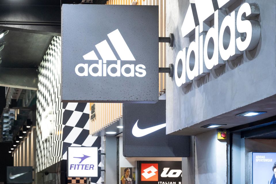 Die Logos der beiden größten Sportartikelhersteller Nike und Adidas