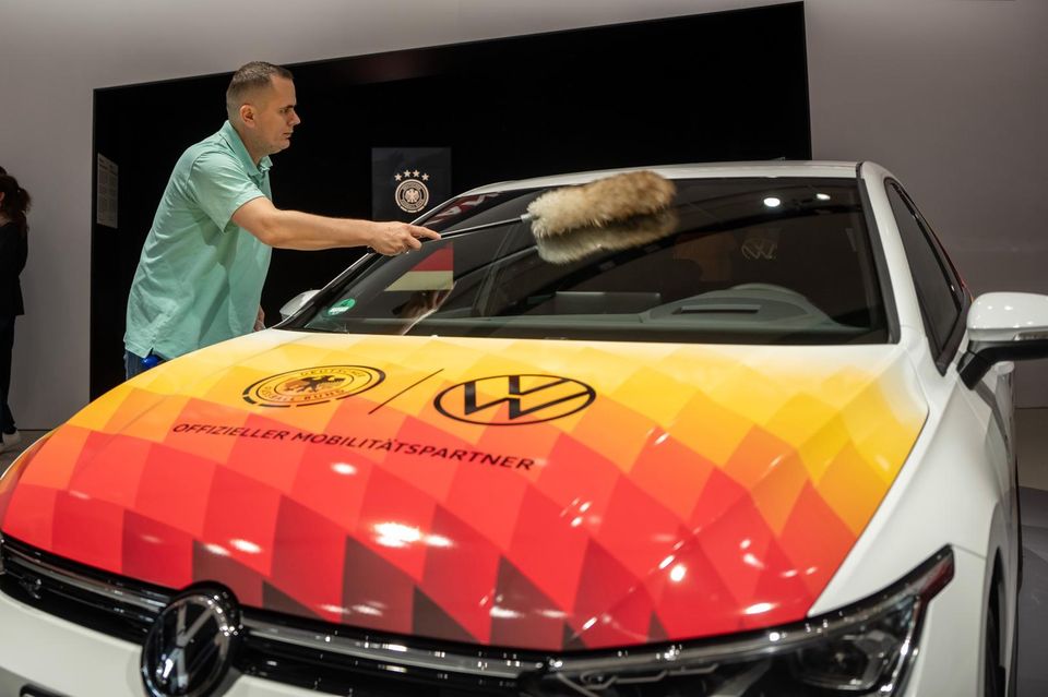 in Werbefahrzeug des Autoherstellers Volkswagen wird vor der Kaderbekanntgabe für die Heim-EM abgestaubt