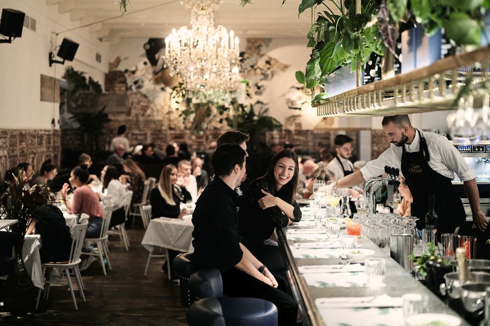 Ein Cordon bleu deluxe und ein Glas Perriet-Jouét – im Hotelrestaurant „Salon Marie“ geht es französisch zu