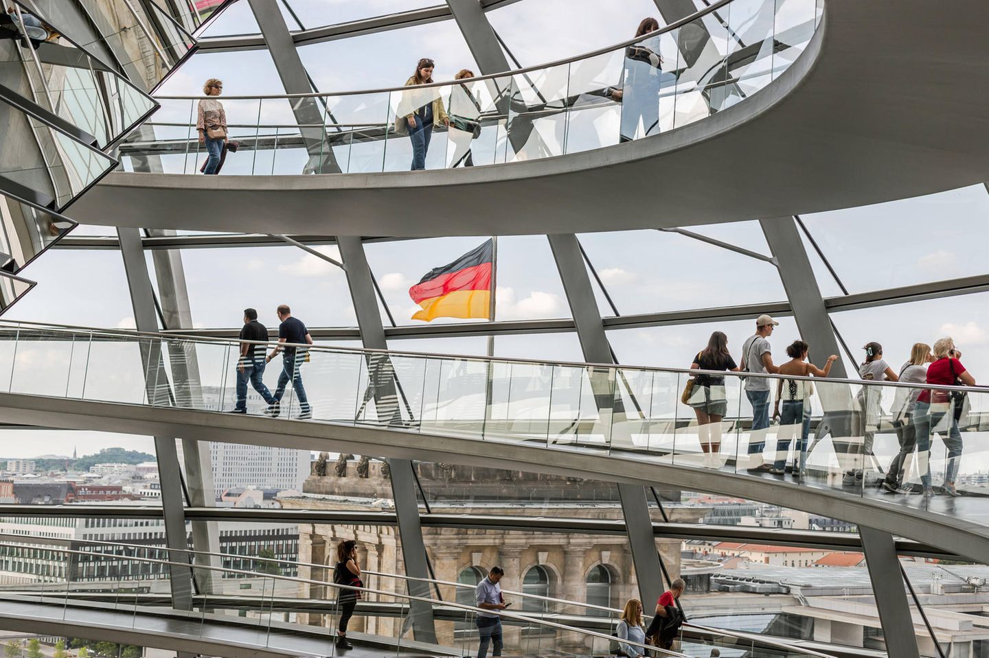 Besucher in der Reichstagskuppel beim Demokratiefest 75 Jahre Grundgesetz