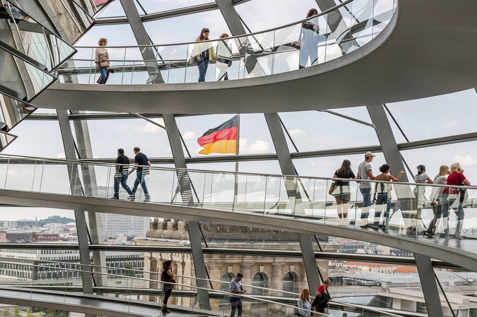 Besucher in der Reichstagskuppel beim Demokratiefest 75 Jahre Grundgesetz