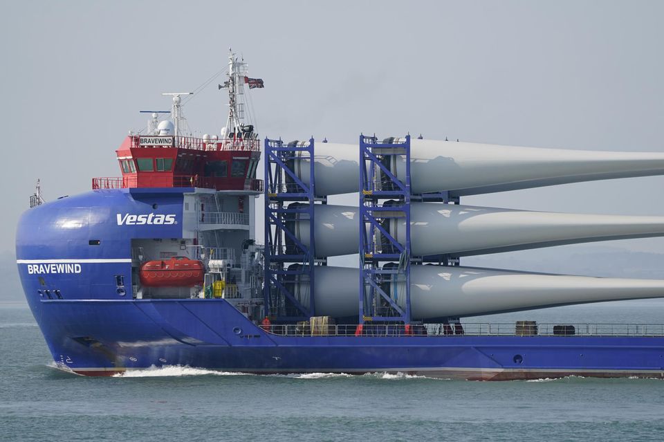 Ein Spezialschiff von Vestas transportiert Rotorblätter für Windkraftanlagen
