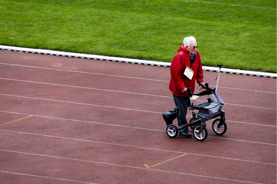 Rente: Ein Mann mit Rollator auf der Rennstrecke