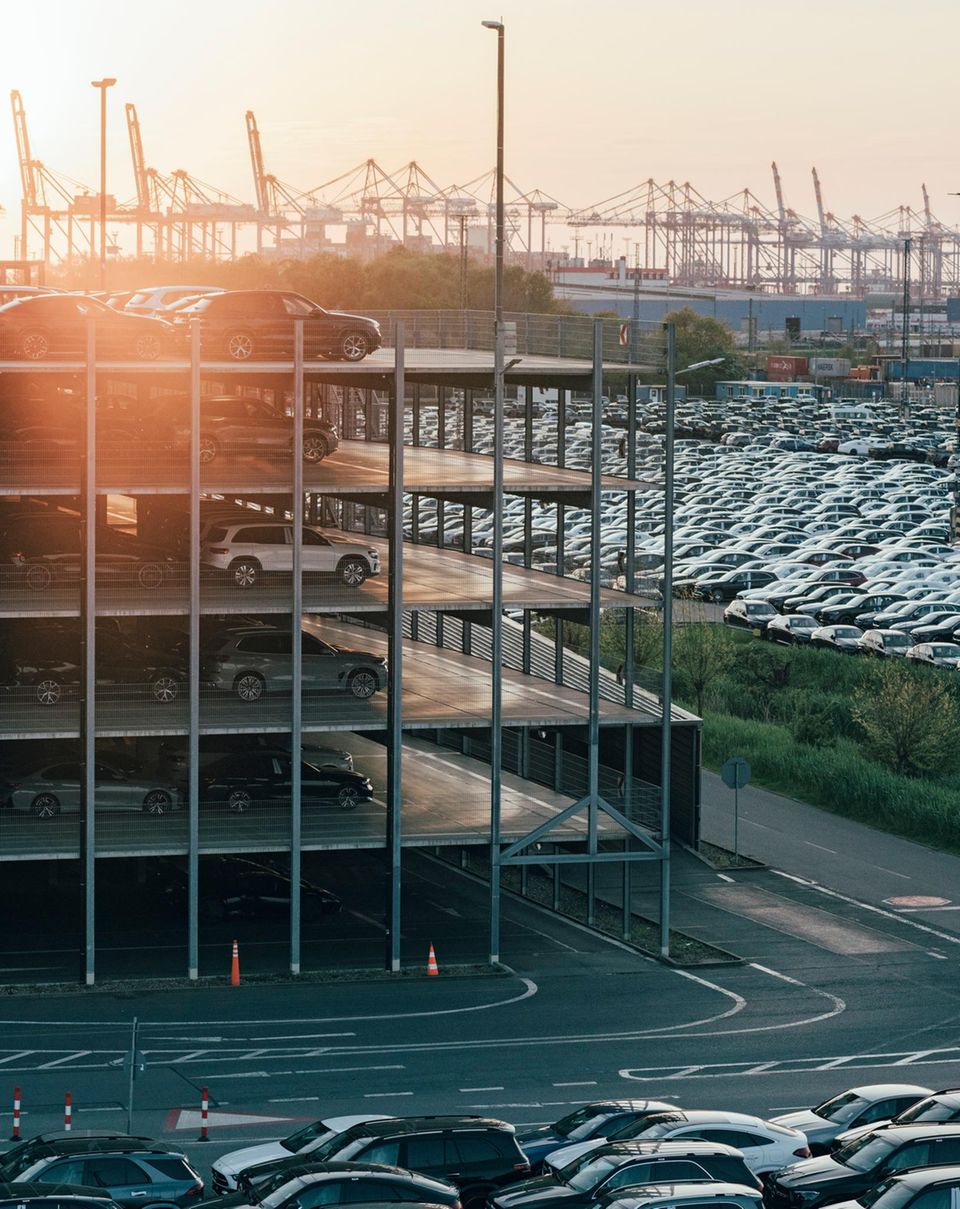 Fahrzeug-„Regale“ im Hafen von Bremerhaven