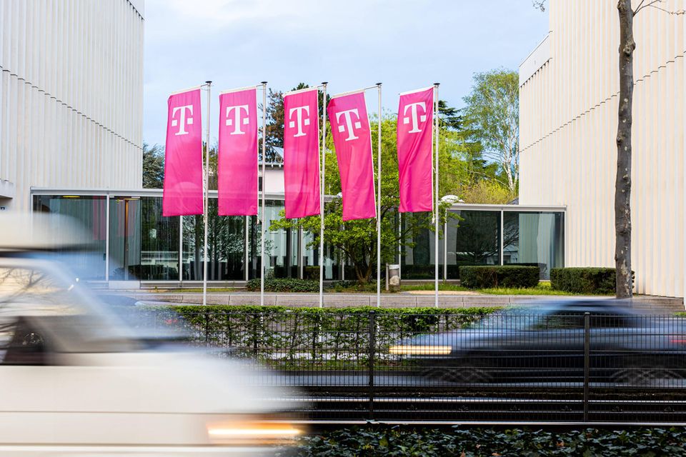 Logo der Deutschen Telekom auf Fahnenmasten an der Friedrich-Ebert-Allee in Bonn