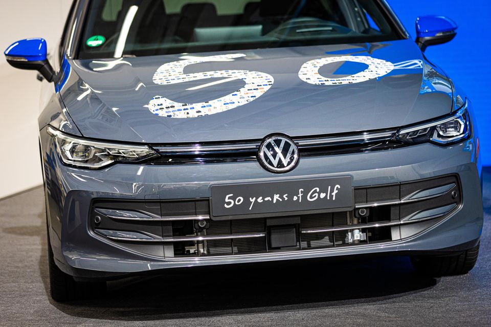 Ein mit dem Schriftzug „50 years of Golf“ dekorierter VW Golf steht beim Festakt „50 Jahre Golf Produktion“ im VW Werk