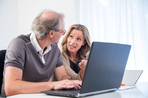 Ein Mann und eine Frau sitzen vor einem Notebook