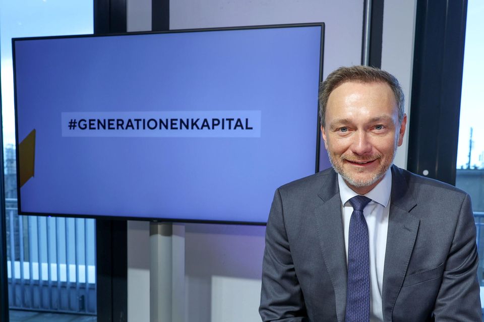 Christian Lindner sitzt vor einem Bildschirm, auf dem „#Generationenkapital“ steht
