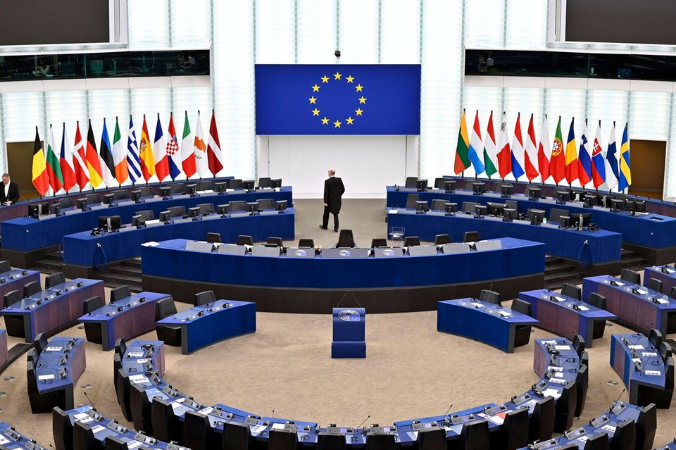 Ein leerer Plenarsaal in Straßburg im Januar 2023. Vom 6. bis zum 9.6. wird die Zusammensetzung des Europaparlaments neu bestimmt.  