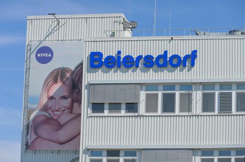 Beiersdorf-Gebäude mit Nivea-Werbung in Berlin