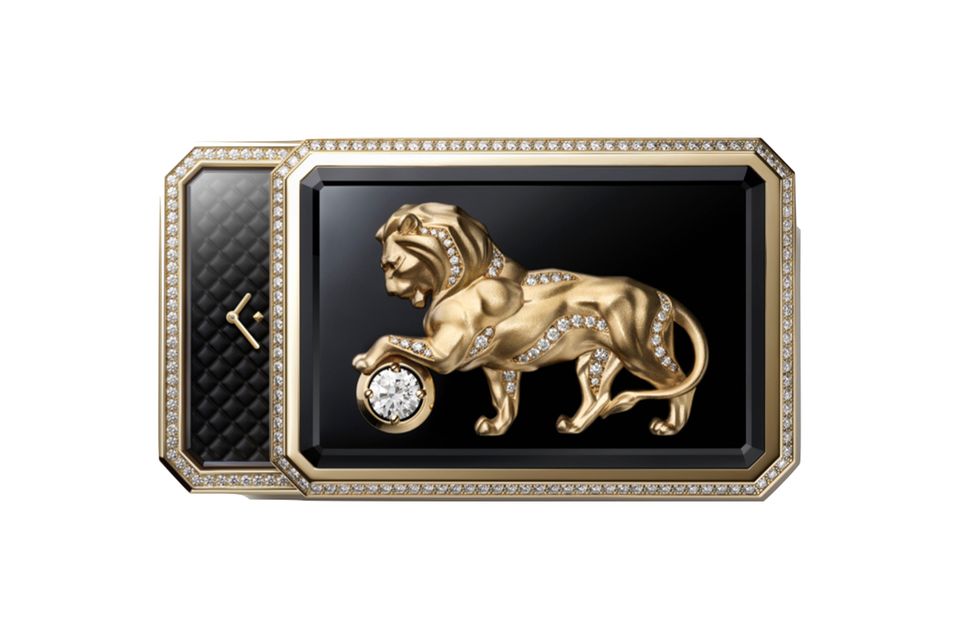 „Secret Lion“-Armreif mit versteckter Quarzuhr; geschnitzter Goldlöwe auf Onyx; Zifferblatt in Steppmuster; Gelbgold; 385 Diamanten; Maße: 67 x 45 mm; circa 650 000 Euro; chanel.com