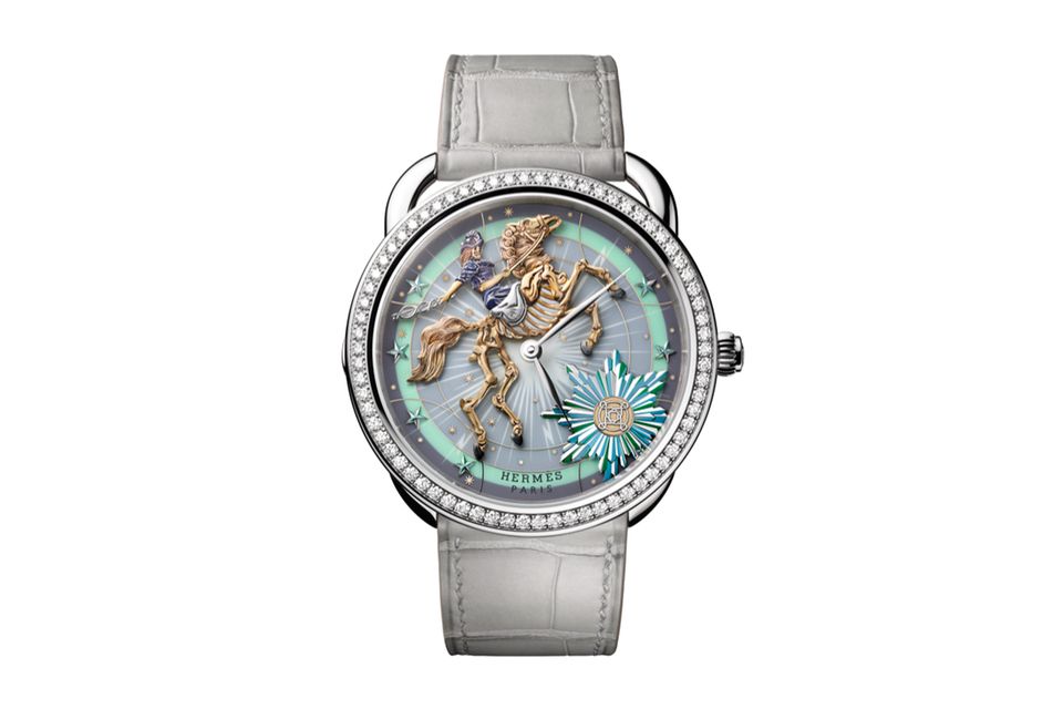 „Arceau Chorus Stellarum“; nach Seidentuchmotiv von Daisuke Nomura; Zifferblatt mit Email, Lack, Miniaturmalerei und Gravuren; beweglicher Skelettreiter; Weißgold; Durchmesser: 41 mm; Preis auf Anfrage; hermes.com