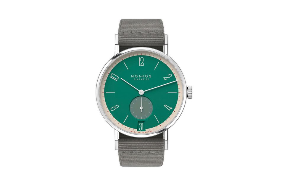 „Tangente 38 Datum“ in „Schlossgrün“; weitere 30 Farbkombinationen verfügbar; Werk DUW 4101 mit Handaufzug; Edelstahl; Durchmesser: 37,5 mm; circa 1 900 Euro; nomos-glashuette.com