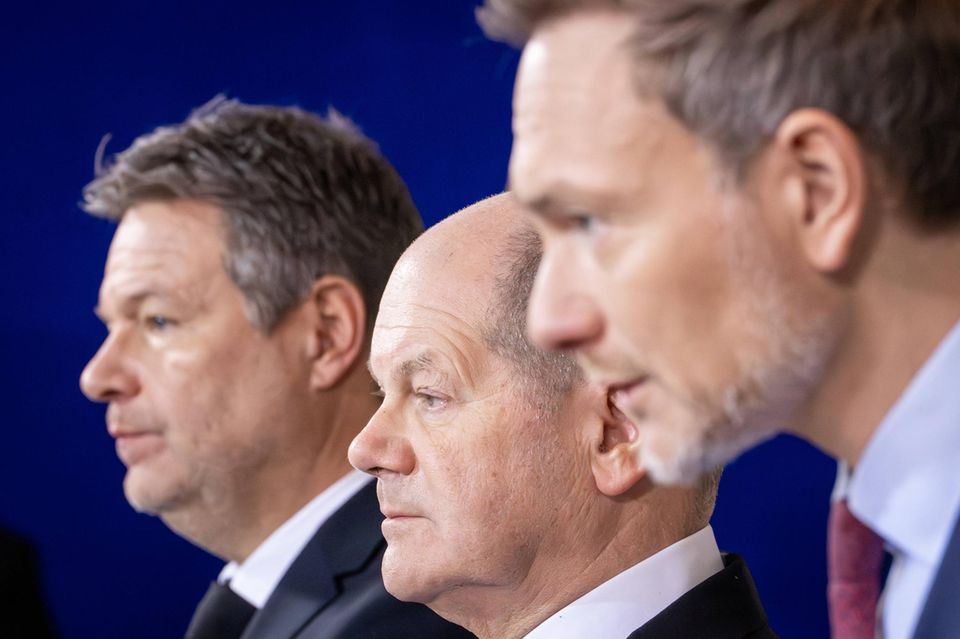 Wirtschaftsminister Robert Habeck (Grüne), Bundeskanzler Olaf Scholz (SPD) und Finanzminister Christian Lindner (FDP, v. l.)