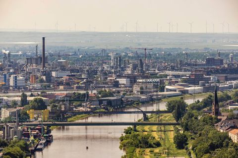 Blick über den Nackar auf die Stadt Ludwighafen in Rheinland-Pfalz