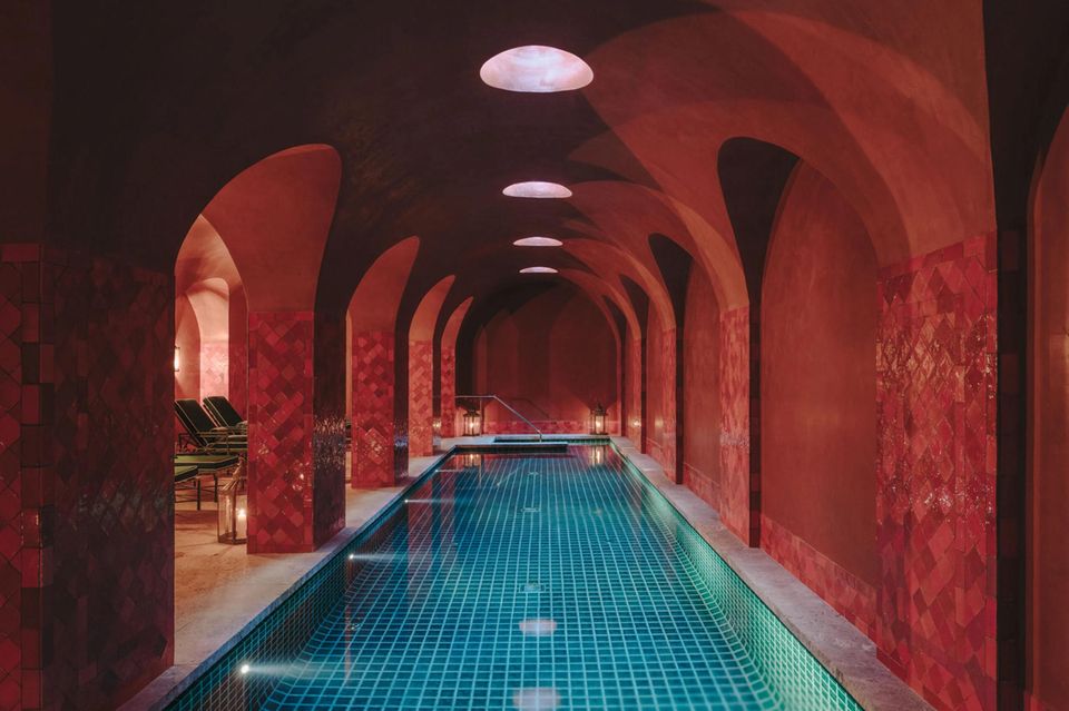 Auch der Spa-Bereich, der gerade umgestaltet wird, ist großzügig bemessen und erlaubt ausgedehnte Schwimmbahnen