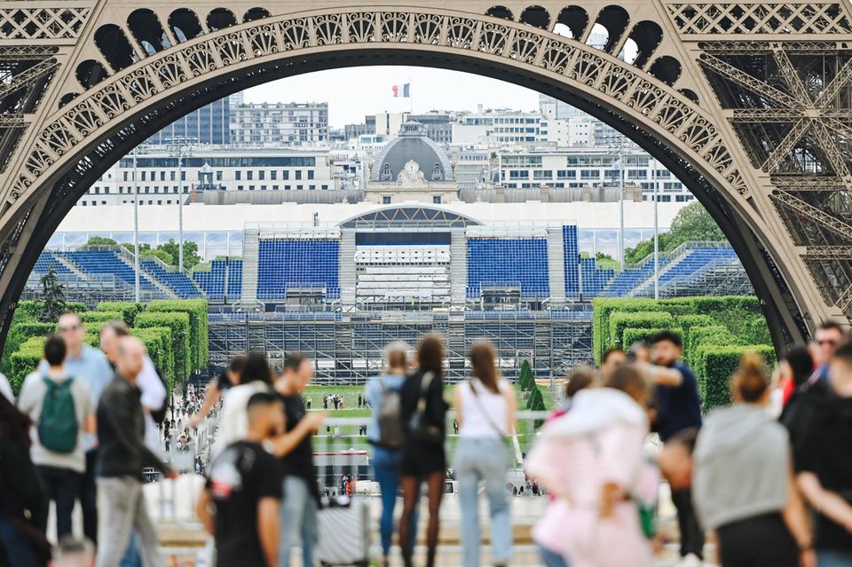 Zuschauertribünen auf dem Marsfeld beim Eiffelturm in Paris