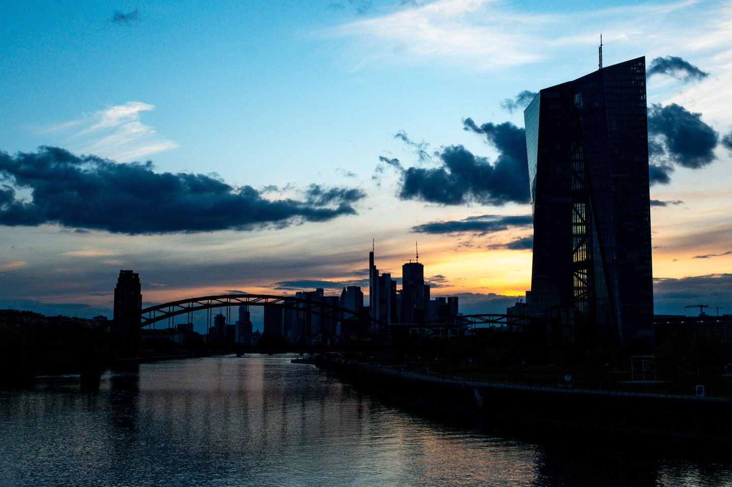 Sonnenuntergang hinter der Banken-Skyline von Frankfurt am Main
